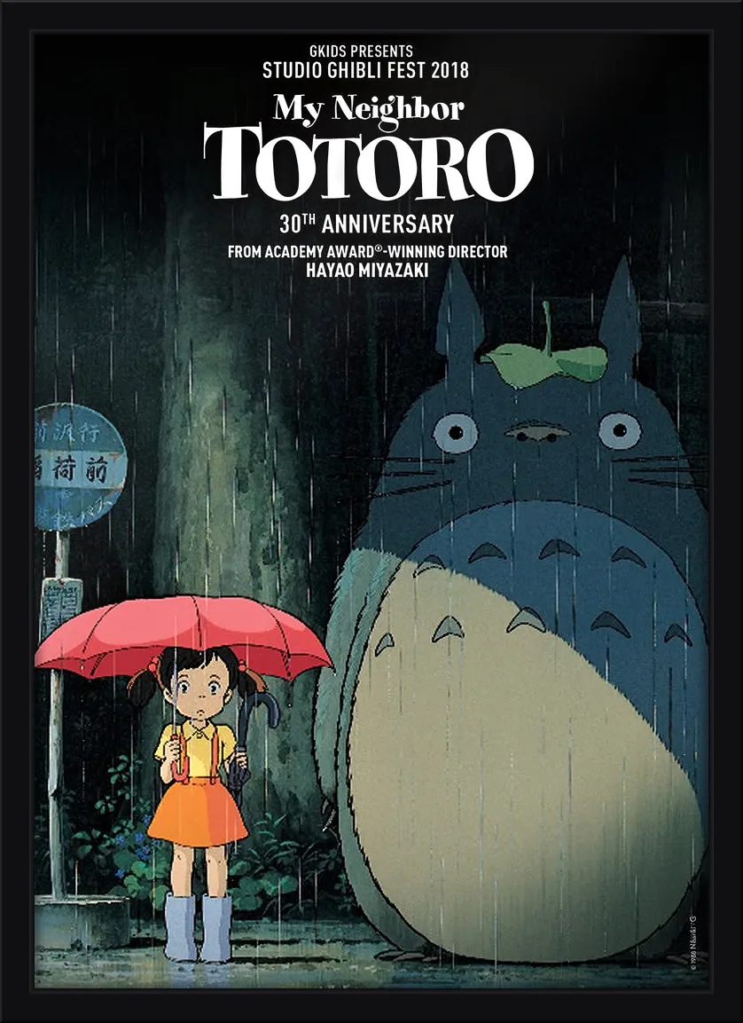 Quadro decorativo Meu Amigo Totoro no ponto de ônibus na chuva, ao lado da menina de guarda-chuva